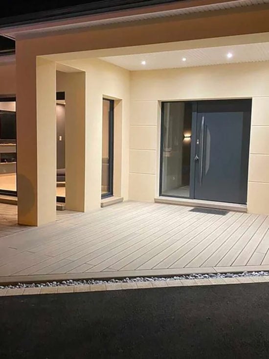 Une entrée en bois composite agrémentée par des spots LED encastrés et de grandes formes rectangulaires révolutionnera votre espace